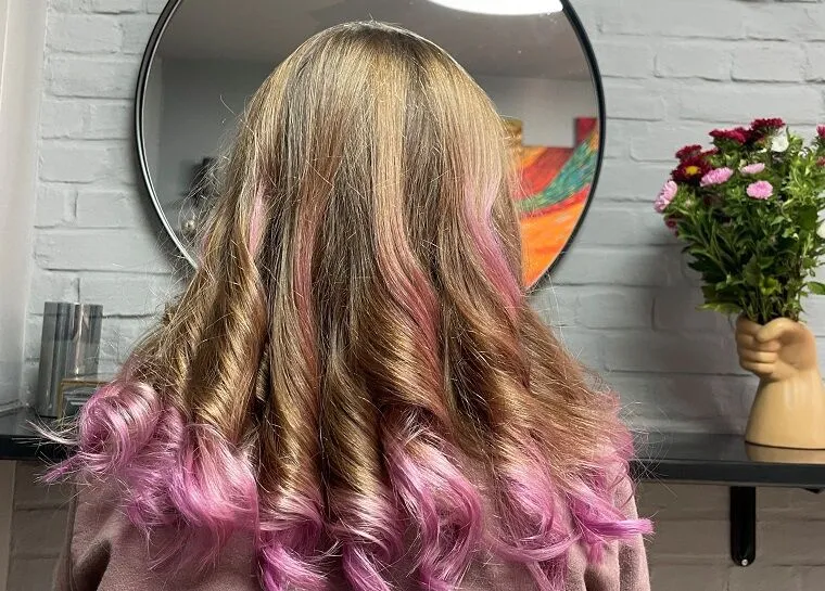 Pige med farvede haarspidser
